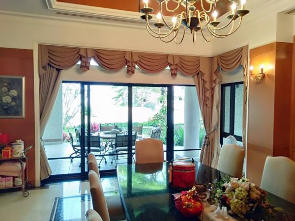 แต่งบ้านสวยด้วยม่าน: เคล็ดลับเลือกผ้าม่านให้ลงตัวกับทุกห้อง แต่งบ้านสวยด้วยม่าน: เคล็ดลับเลือกผ้าม่านให้ลงตัวกับทุกห้อง - ธนทรัพย์ แฟบริค แอนด์ ดีไซน์ กรุ๊ป - บริการตัดเย็บม่านทุกชนิด พร้อมจำหน่ายผ้าม่าน วอลเปเปอร์ ฟิล์มอาคาร พื้นไม้ลามิเนต และอุปกรณ์ครบวงจร เพื่อการตกแต่งที่สมบูรณ์แบบ